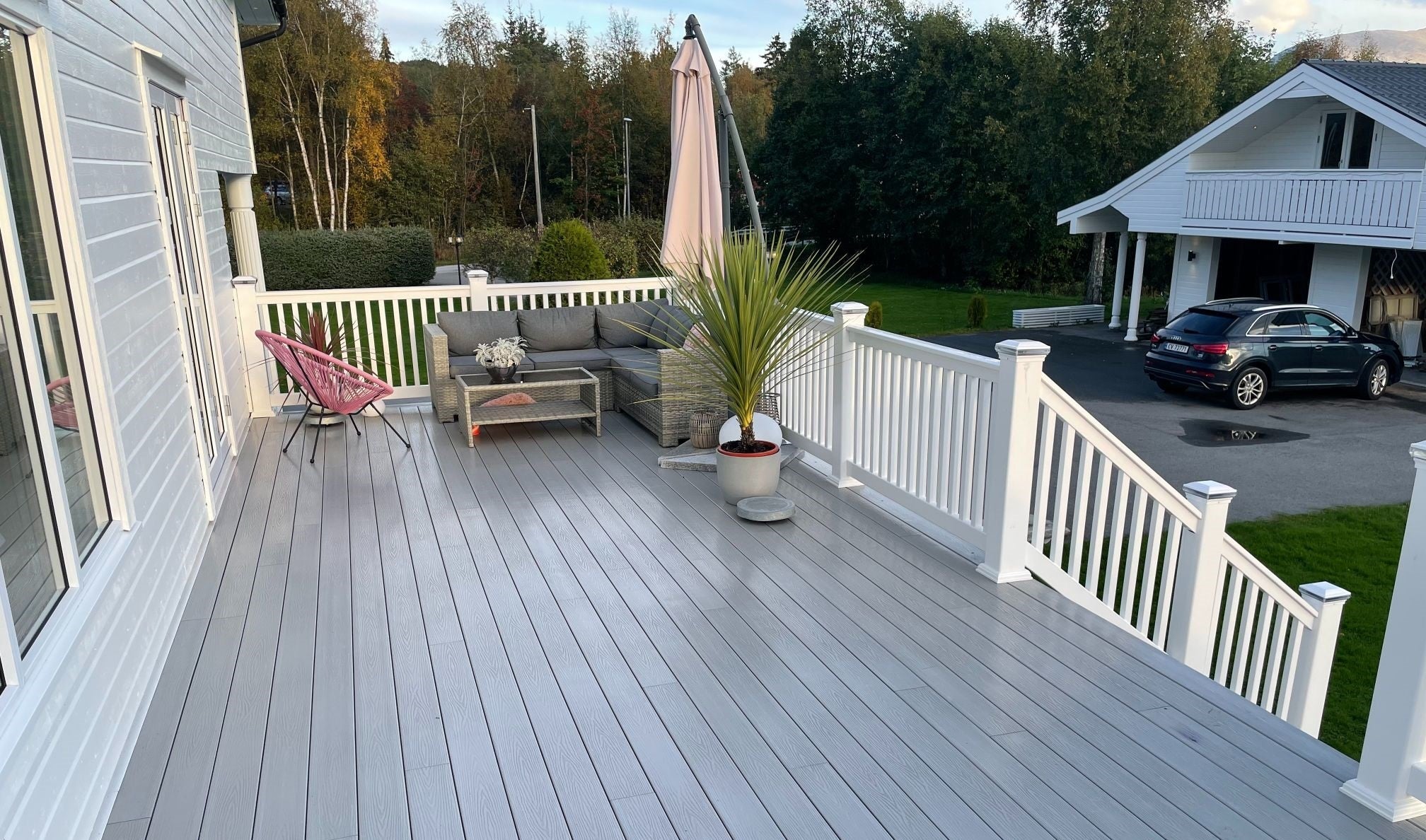 Nyt sommeren uten skraping og maling med slitesterke PVC-rekkverk fra Kystgjerdet