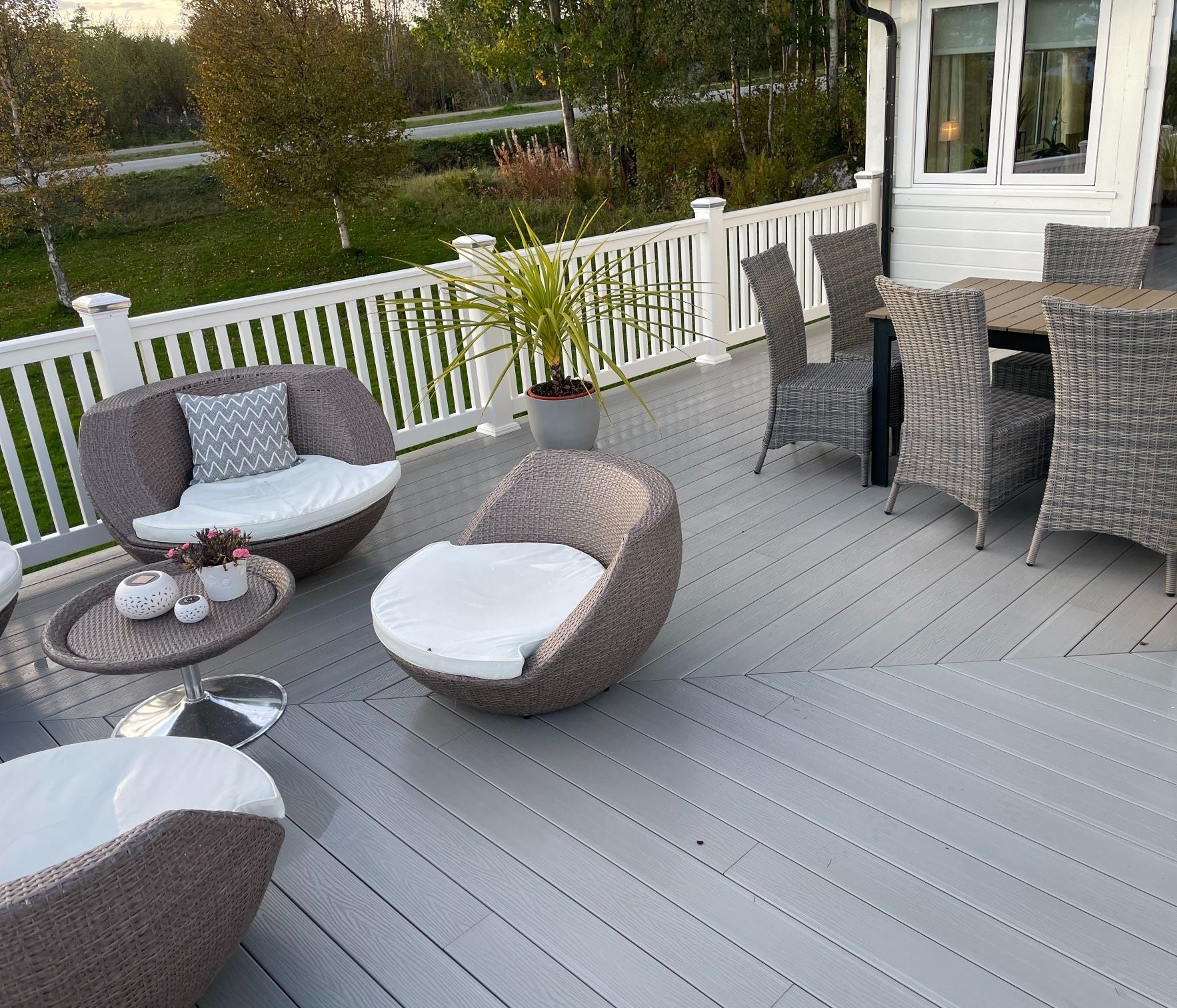 Moderne terrasseinnramming med elegant og vedlikeholdsfritt PVC-rekkverk – Kystgjerdet