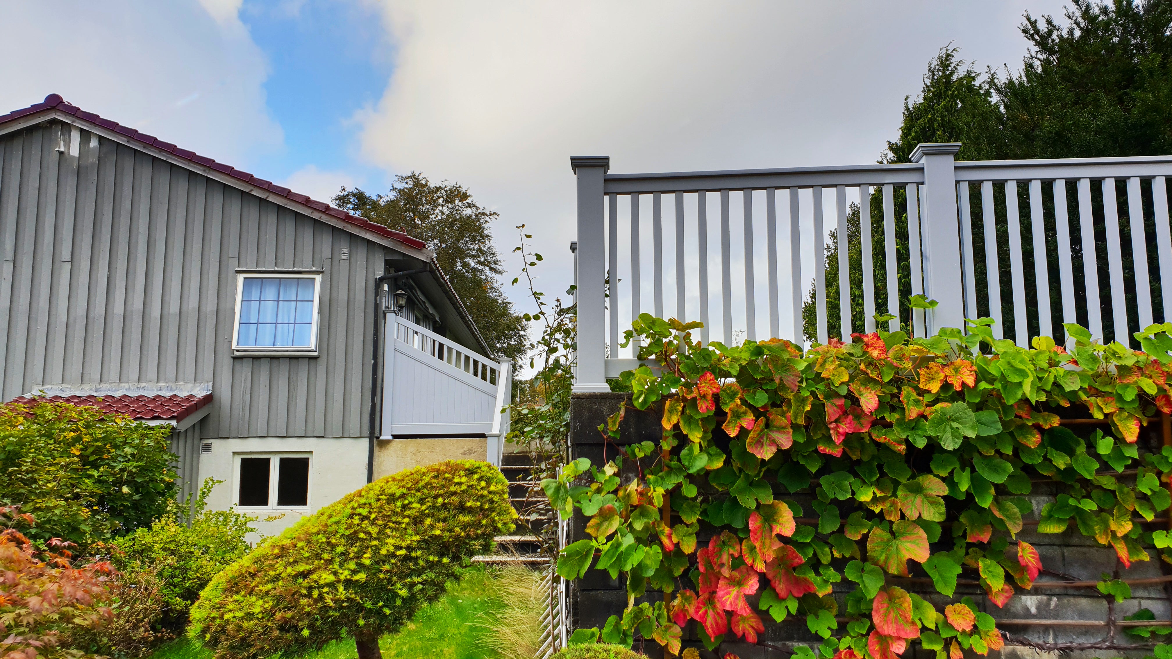 Stilrent og grått PVC-rekkverk i Royal-modell tilpasset moderne terrasser og uteplasser