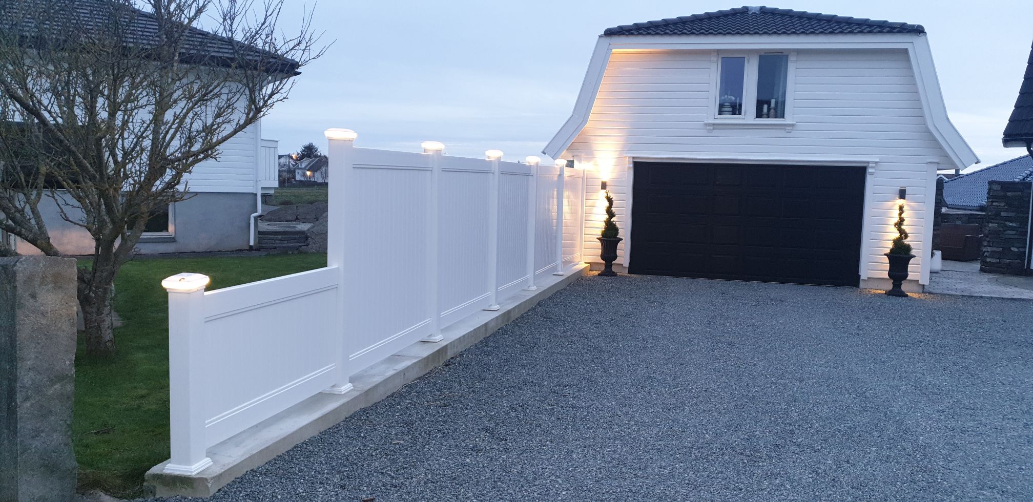 Bred hvit dobbel PVC-port i Stille-serien levert komplett med hengsler, lås og stabilt jordspyd