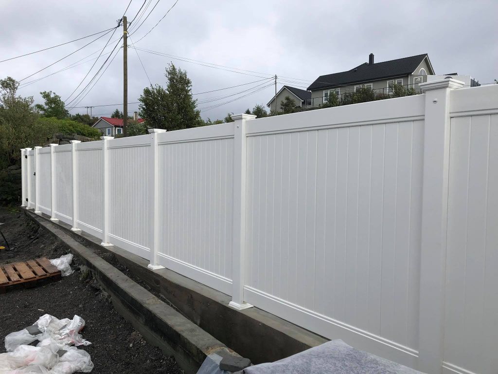 Fullhøyde leveggport i Stille-design tilpasset en gjerdehøyde på 180 cm for maksimalt innsynsevern