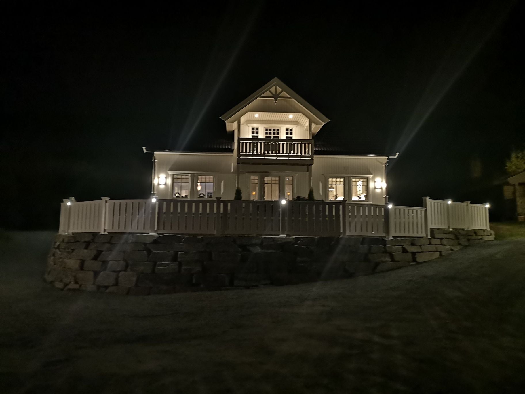 Tidløst og tradisjonelt hvitt PVC-rekkverk av typen Villa montert på terrasse