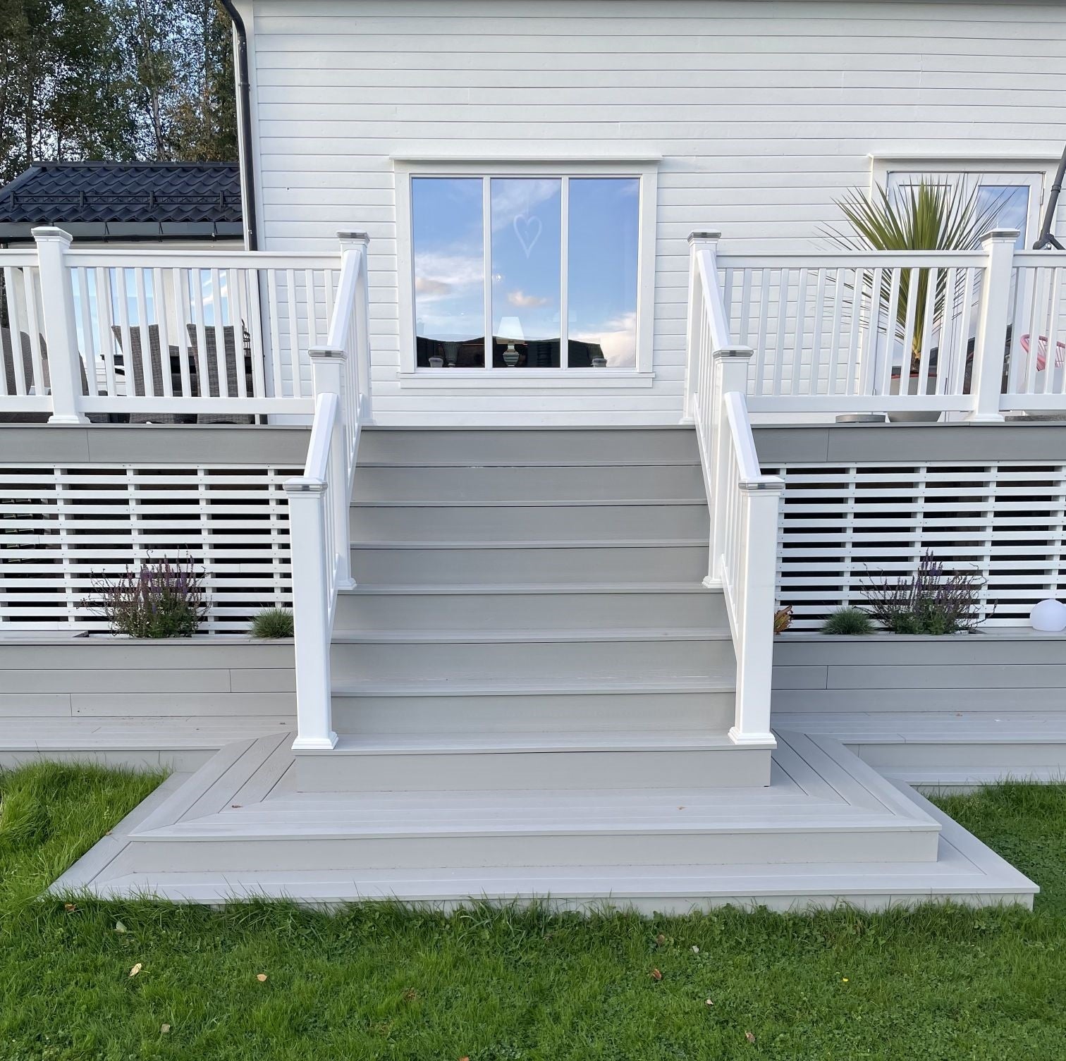 Trapp til terrasse med vedlikeholdsfritt PVC-trapperekkverk fra Kystgjerdet
