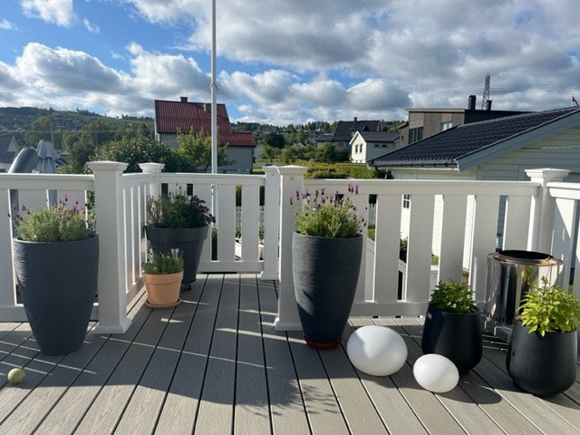 Kraftig Villa «PLUS» PVC-rekkverk levert med robuste 5-tommers stolper på 127x127mm