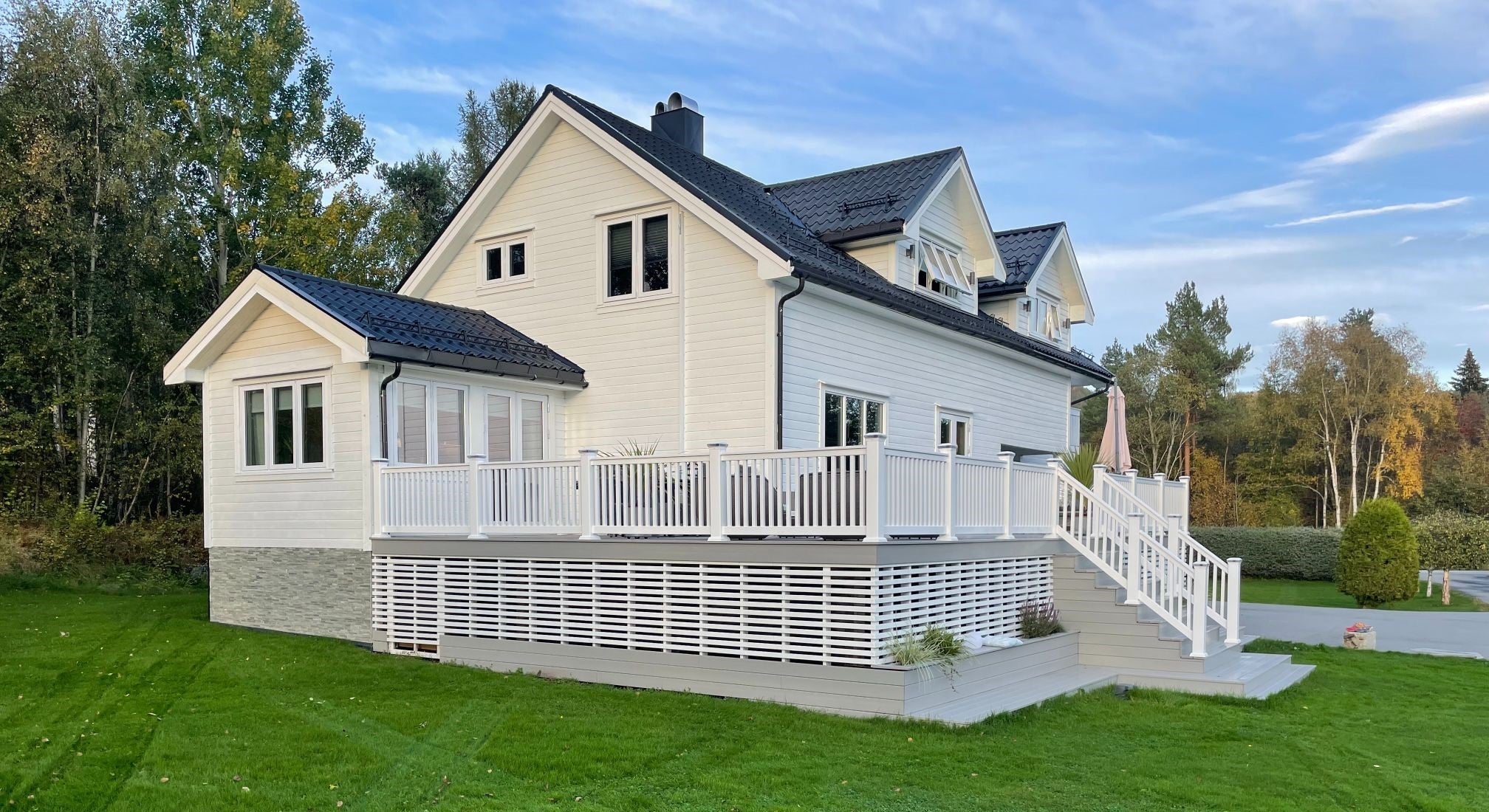 Flott hus med stor terrasse og vedlikeholdsfritt PVC-rekkverk fra Kystgjerdet