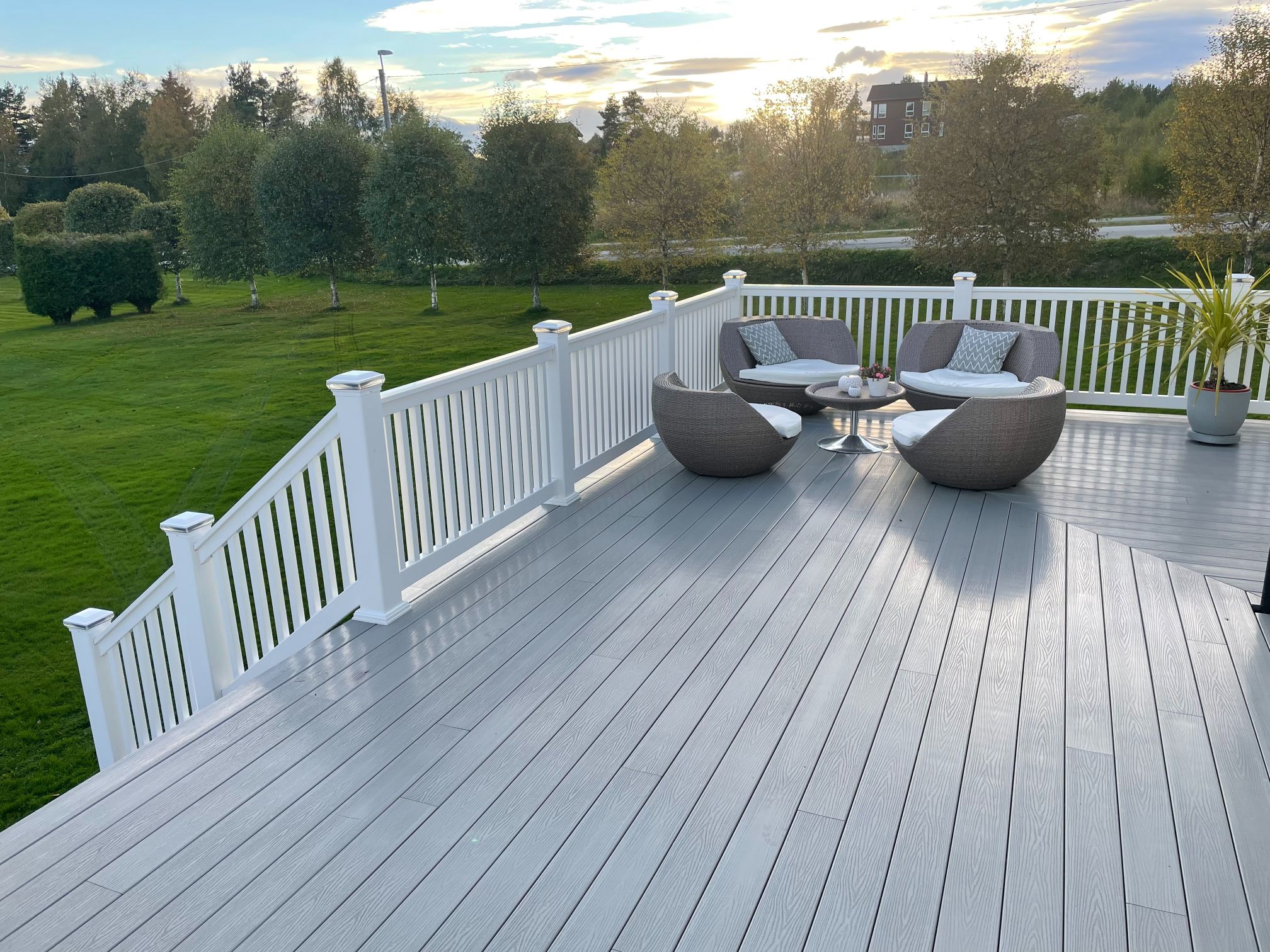 Klassisk hvitt gjerde som passer perfekt til både eldre og moderne boliger