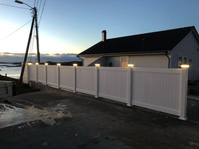 Rent visuelt resultat med endestolpe som avslutning i stedet for synlige, påskrudde veggfester