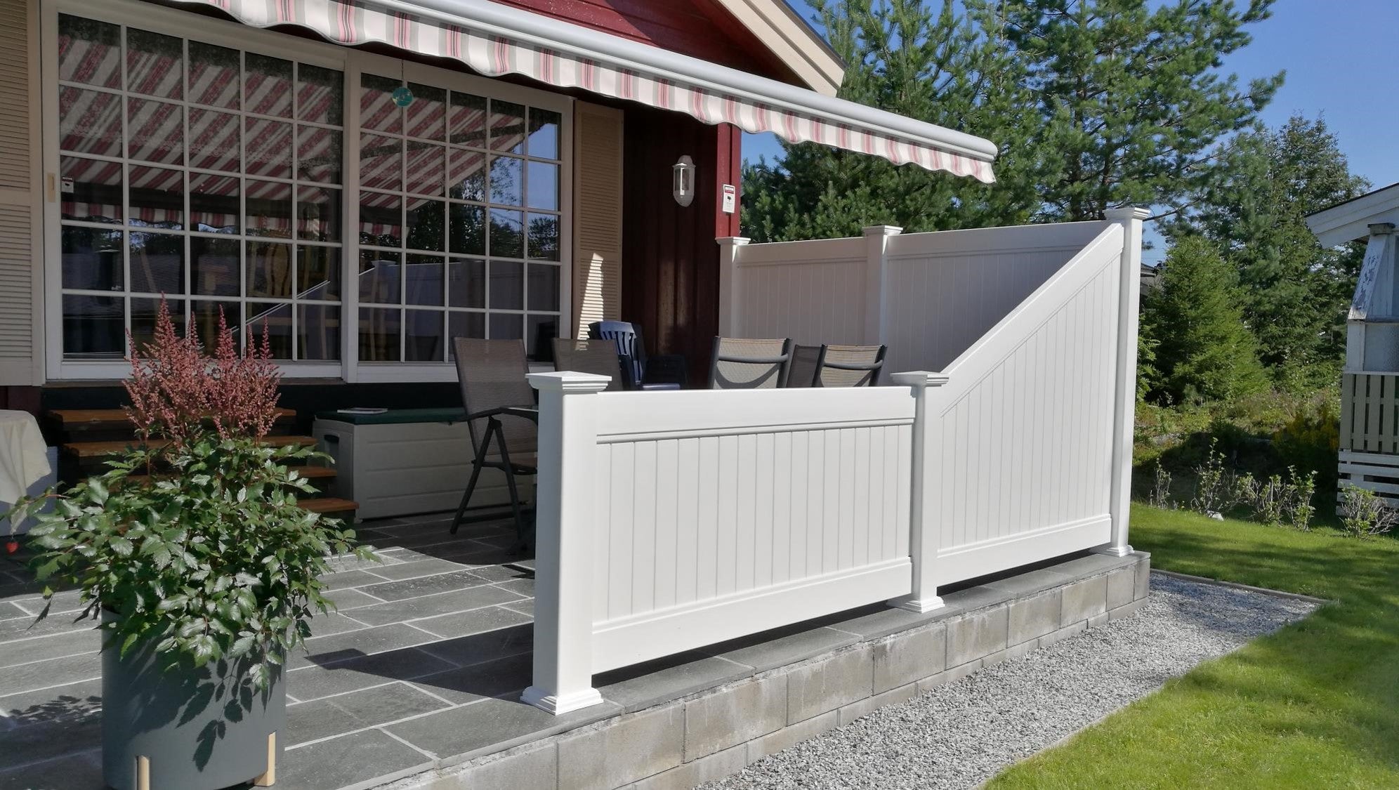 Stille levegg utstyrt med standard 80cm høy stolpeinnsats i rustfri aluminium