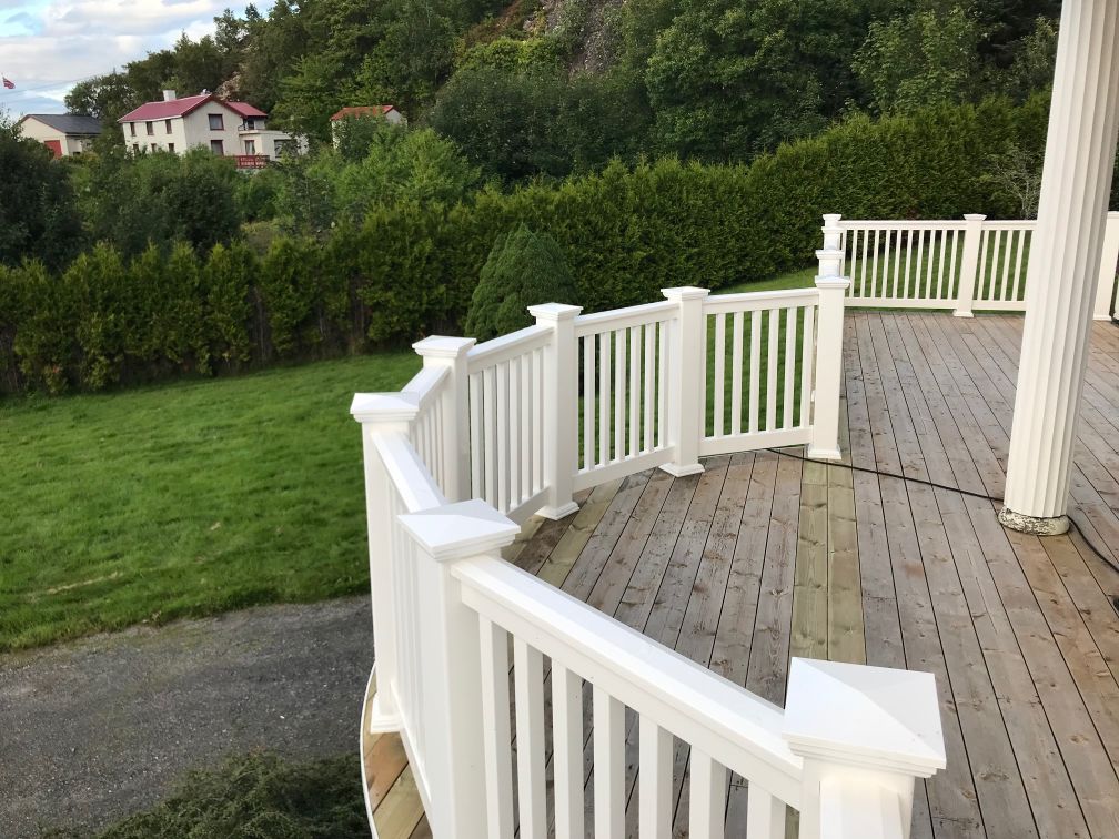 Oppgrader uteområdet med et moderne og solid gjerdesystem i PVC