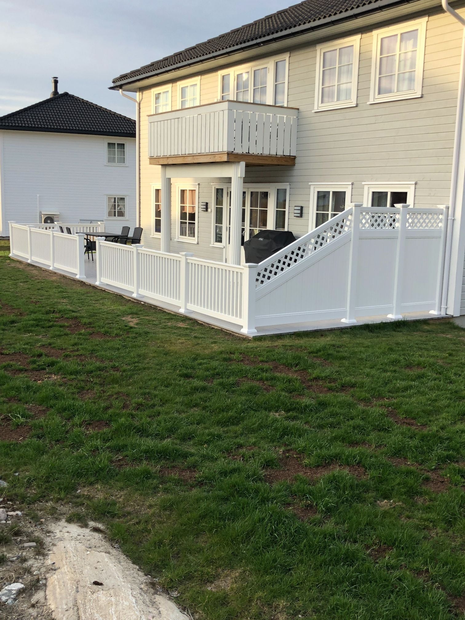 Robust hageport i slitesterk PVC av merket Kystgjerdet Medvind, utviklet for minimalt vedlikehold over tid