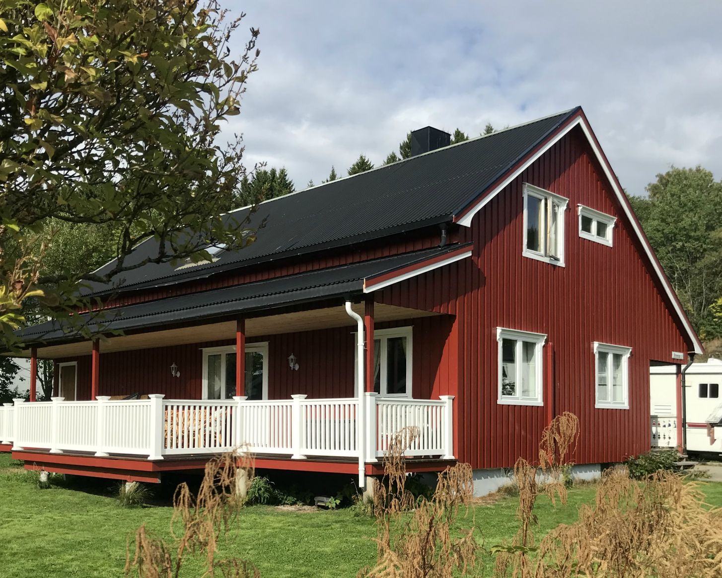 Stilrent gjerdesystem i hvit PVC som gir boligen et visuelt løft