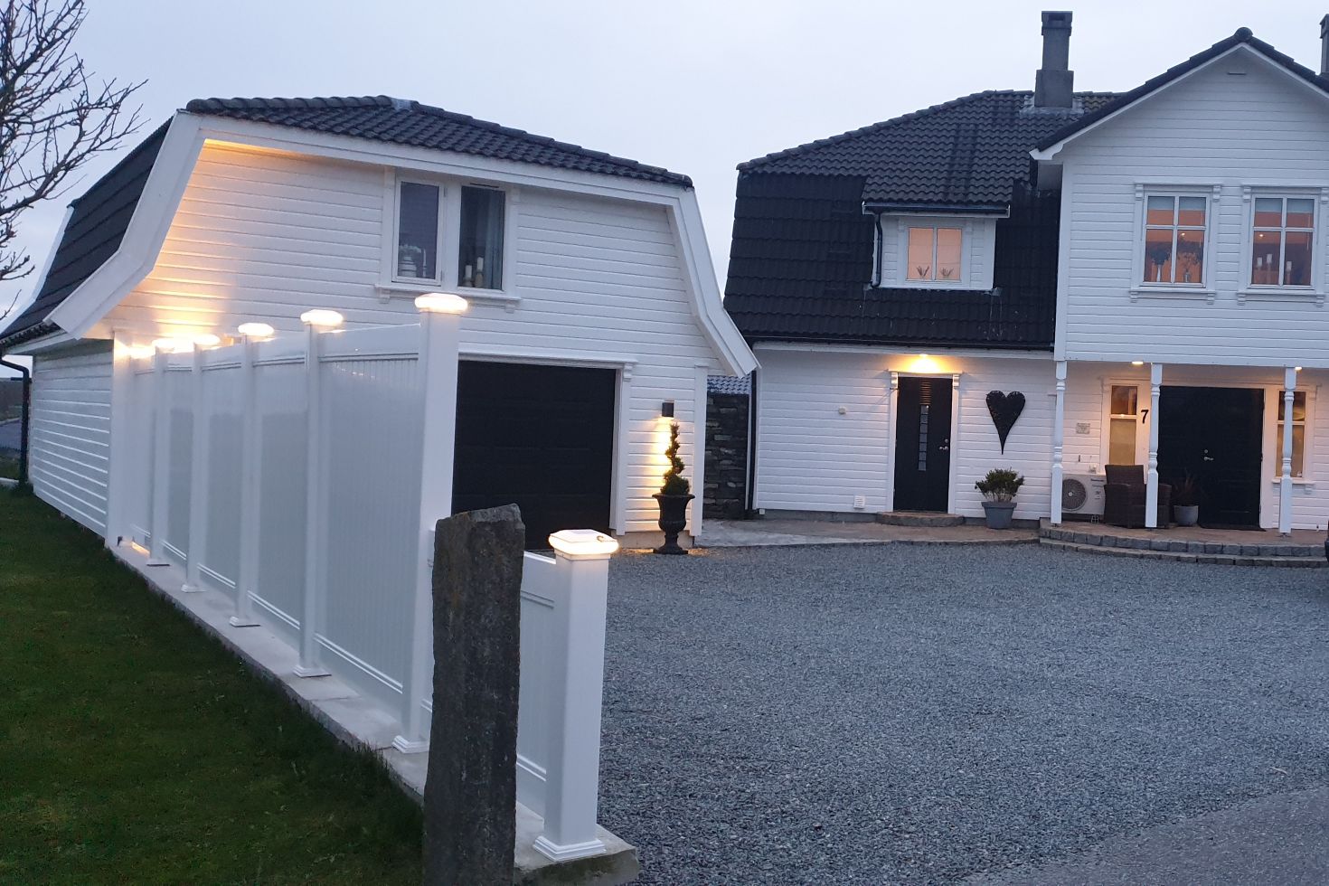Stemningsfull og integrert Vårsol LED-belysning tilpasset moderne terrasserekkverk