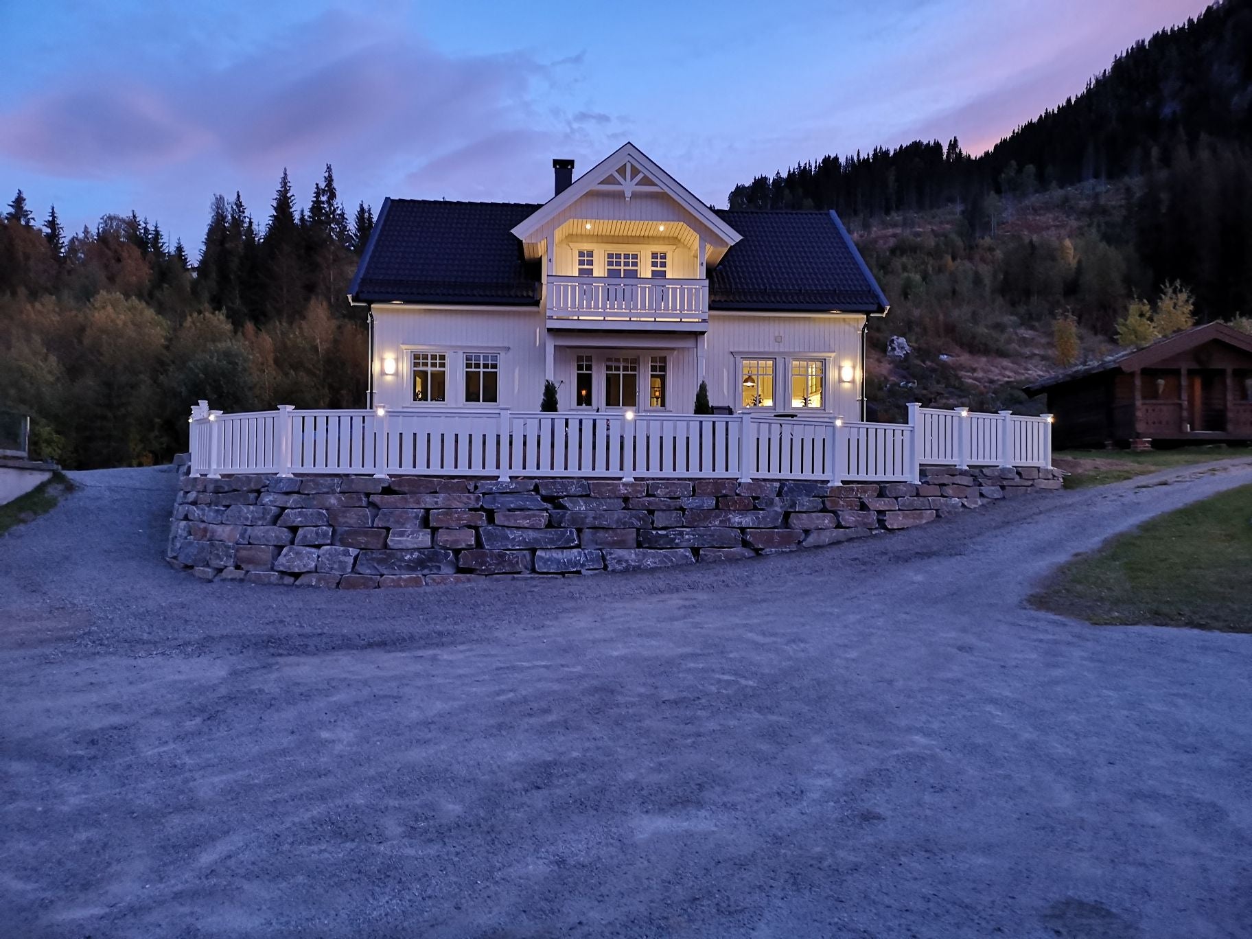 Eksklusivt Villa PVC-gjerde med 80cm høy stolpeinnsats i rustfri aluminium